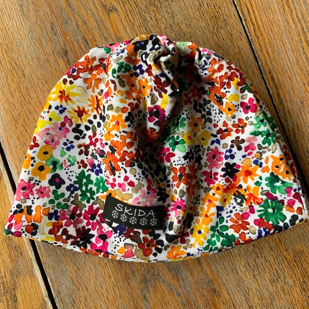 COPY - SKIDA floral print beanie w/fleece lining around rim/excellent cond/kids
